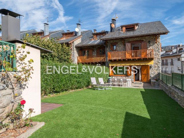 Casa adosada en venta en Bellver de Cerdanya. ACOGEDORA CASA CON JARDIN Y VISTAS. Casas adosadas Bellver de.
