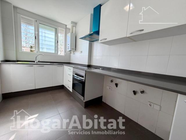 Casa adosada en venta en Benaguasil. ADOSADO SEMINUEVO CON TERRAZA Y GARAJE. Casas adosadas.