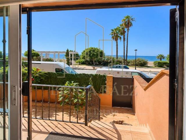 Casa adosada en venta en Benajarafe. Vivir frente al Mediterráneo una ubicación privilegiada en primera línea de playa. Casas adosadas.