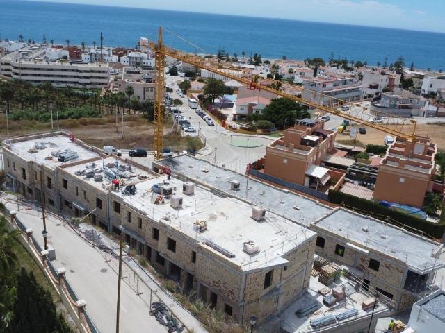 Casa adosada en venta en Benajarafe. Exclusiva promoción obra nueva de elegantes chalets adosados de lujo en una de las zonas más demandadas de la Costa del Sol Orient. Casas adosadas.