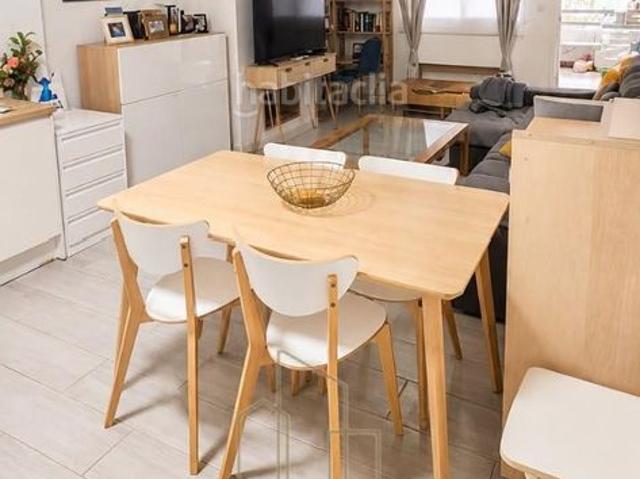 Casa pareada en venta en Benajarafe. Gran Chalet residencial en Primera Línea de Playa con acceso directo a la playa, piscina Comunitaria, terraza y solárium. Casas pareadas.