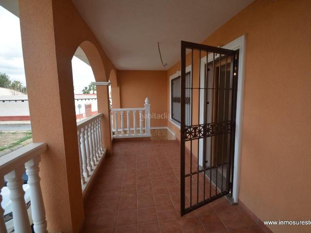 Casa adosada en venta en Benferri. GRAN BAJADA DE PRECIO ! Acogedor chalet adosado en Benferri, con 3 habitaciones, 2 baños y 1 aseo, cerca del Colegio. Casas adosadas.