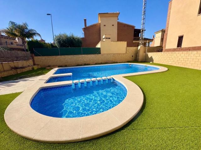 Casa adosada en venta en Benferri. Acogedor Dúplex en el Corazón de Benferri por solo 140.000, con piscina comunitaria y posibilidad de hacer una tercera habitación. Casas adosadas.