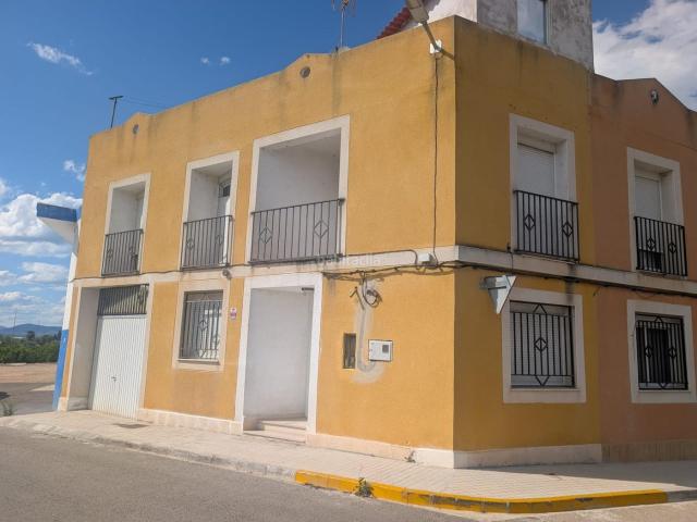 Casa adosada en venta en Benimuslem. Amplio adosado en Benimuslem a reformar. Casas adosadas.