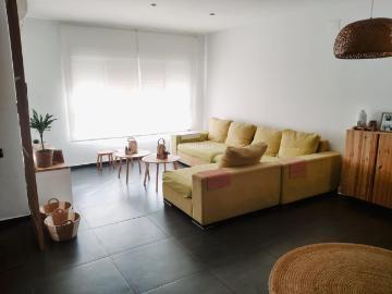 Casa adosada en venta en Benimuslem. Exclusivo Chalet Adosado Moderno con Patio Interior, Amplia Buhardilla y Gran Vestidor. Casas adosadas.