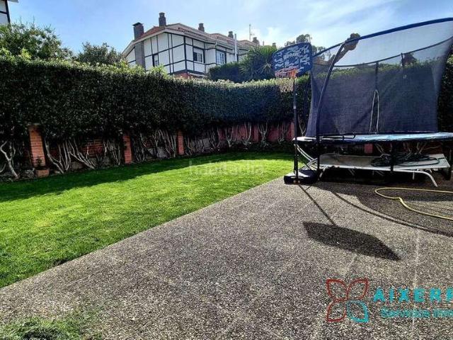Casa adosada en venta en Berango. Berango, próximo a metro, fantástico adosado en esquina con amplio jardín y gran txoko en Berango. Casas adosadas.
