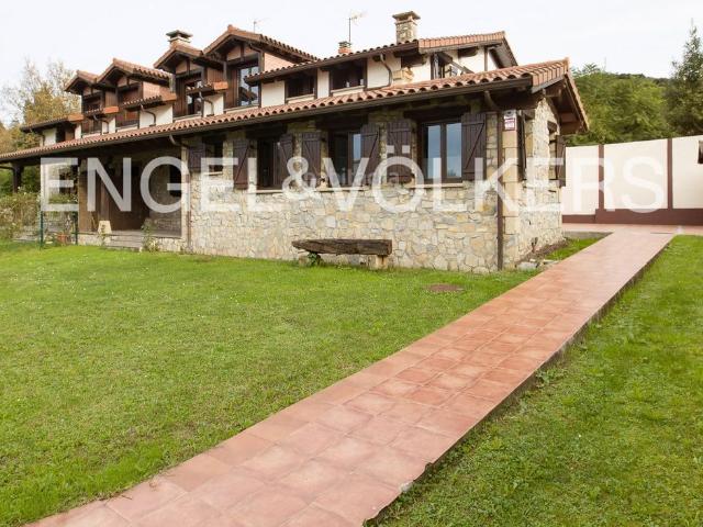 Casa adosada en venta en Berango. Impresionante caserío reformado en el centro de Berango. Casas adosadas.