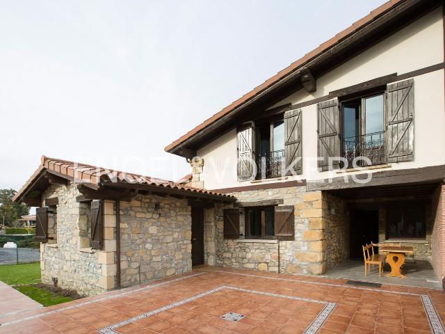 Casa adosada en venta en Berango. Impresionante caserío reformado en el centro de Berango. Casas adosadas.