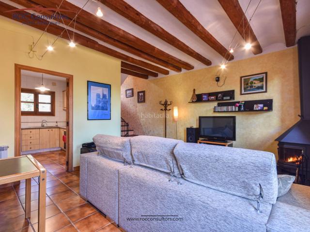Casa adosada en venta en Berga. Casa con garaje, terraza y piso alquilado con rentabilidad en el centro de Berga. Casas adosadas.