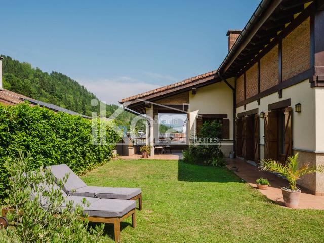 Casa adosada en venta en Bergara. Chalet Adosado en Bergara, con Jardín y piscina. Casas adosadas.