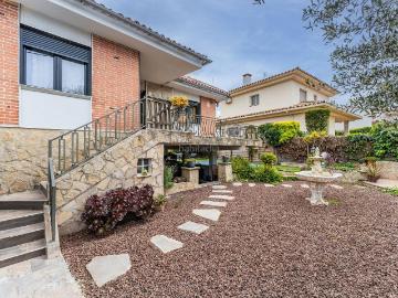 Casa adosada en venta en Bigues i Riells del Fai. Casa autosuficiente con placas solares, piscina y vistas en Can Carreras. Casas adosadas Bigues i Riells del.