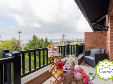 Casa adosada en venta en Bilbao, Artatzu Larraskitu. CASA ADOSADA CON JARDÍN, TERRAZAS, TXOKO Y GARAJE PARA DOS COCHES EN ZONA RESIDENCIAL DE BILBAO. Casas adosadas.