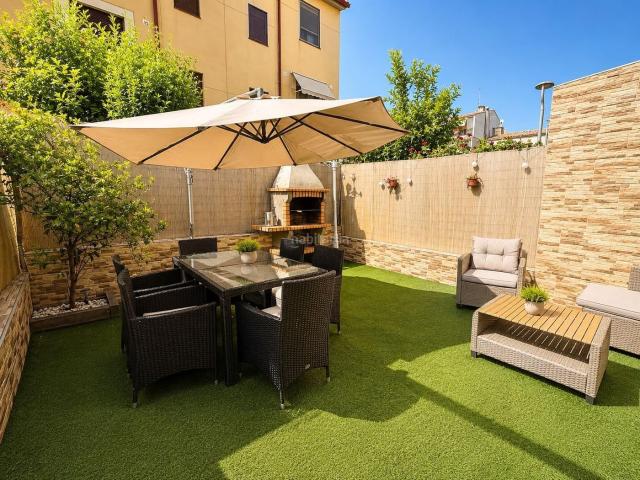 Casa adosada en venta en Bruc El. VENTA CASA ADOSADA EN EL BRUC ZONA PUEBLO CON TERRAZA 30M2 Y GARAJE!. Casas adosadas Bruc.