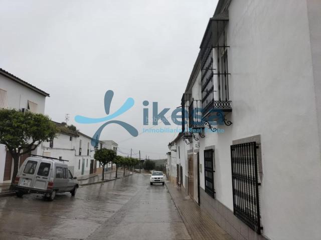 Casa adosada en venta en Bujalance. Venta de casa adosada sin posesión no visitable en Bujalance Córdoba. Casas adosadas.