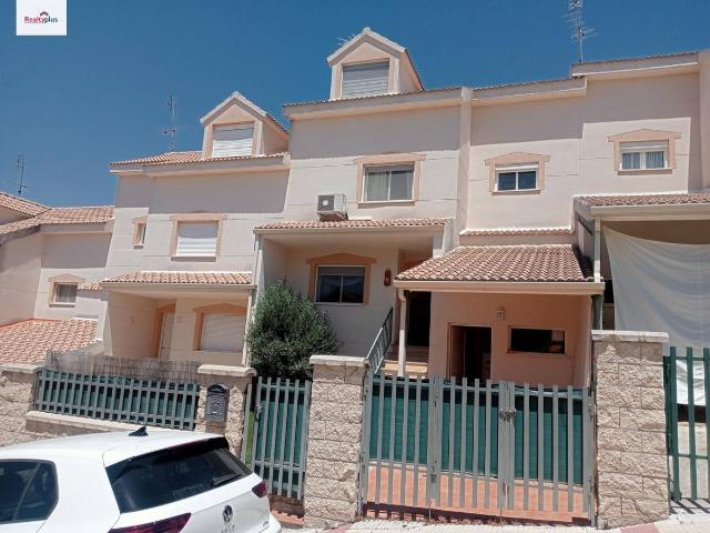 Casa adosada en Venta en Burgohondo
