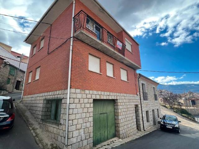 Casa adosada en Venta en Burgohondo