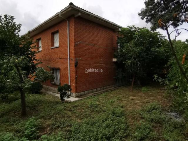 Casa adosada en venta en Burgohondo. Burgohondo Calle Greco. Casas adosadas.