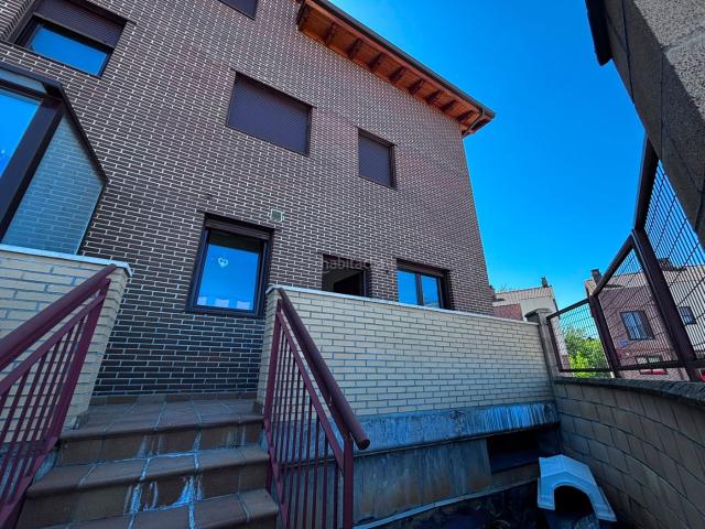 Casa adosada en venta en Burgos, Barriada de Yagüe. ADOSADO EN ESQUINA. Casas adosadas.