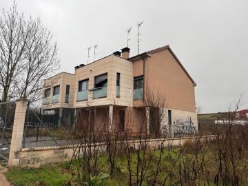 Casa adosada en venta en Burgos, San Julián Barriada de Cortes. Casas adosadas.