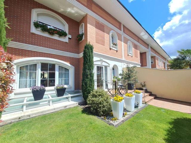 Casa adosada en venta en Burgos, Santa Teresa San Pedro Cardeña. IMPRESIONANTE CHALET CON JARDIN Y TERRAZAS EN LA QUINTA. Casas adosadas.