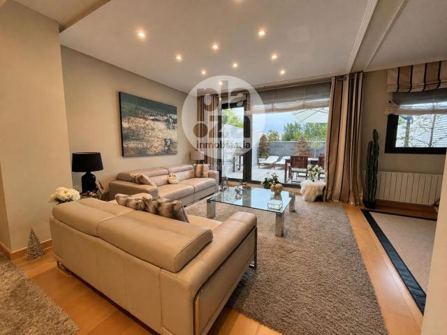 Casa adosada en venta en Burgos, Universidad Las Huelgas. IMPRESIONANTE CHALET ADOSADO EN CALLE PORTOMARIN BURGOS. Casas adosadas.
