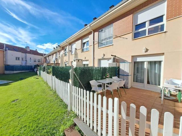 Casa adosada en venta en Burgos, Villatoro. PRECIOSO CHALET EN URBANIZACION PRIVADA CON PISCINA DE 3 PLANTAS CON TERRAZA Y JARDIN EN BURGOS. Casas adosadas.