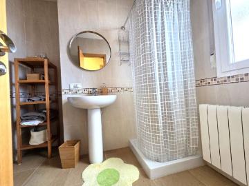 Casa adosada en venta en Burgos, Villimar V1 V2 S3 S4 San Cristobal. FANTASTICA VIVIENDA ADOSADA CON PISCINA COMUNITARIA EN VILLIMAR. Casas adosadas.