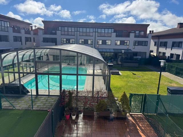 Casa adosada en venta en Burgos, Villimar V1 V2 S3 S4 San Cristobal. FANTASTICA VIVIENDA ADOSADA CON PISCINA COMUNITARIA EN VILLIMAR. Casas adosadas.