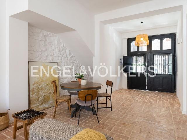 Casa adosada en venta en Burjassot, El Castell. Magnífica casa con piscina en el centro de Burjassot. Casas adosadas.
