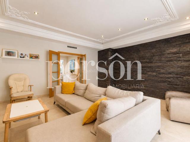 Casa adosada en venta en Burjassot, Zona Cantereria. Espectacular chalet adosado reformado con gran terraza, garaje, placas solares y múltiples espacios en Burjassot. Casas adosadas.