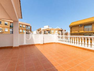 Casa adosada en venta en Burjassot, Zona Cantereria. Espectacular chalet adosado reformado con gran terraza, garaje, placas solares y múltiples espacios en Burjassot. Casas adosadas.