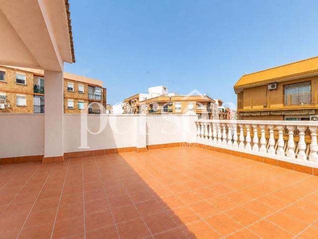 Casa adosada en venta en Burjassot, Zona Cantereria. Espectacular chalet adosado reformado con gran terraza, garaje, placas solares y múltiples espacios en Burjassot. Casas adosadas.