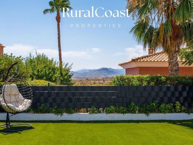 Casa adosada en venta en Busot. Chalet adosado moderno, 2 habitaciones, 2 baños, Aire Acondicionado, jardín, piscina comunitaria, vistas a la montaña. Casas adosadas.