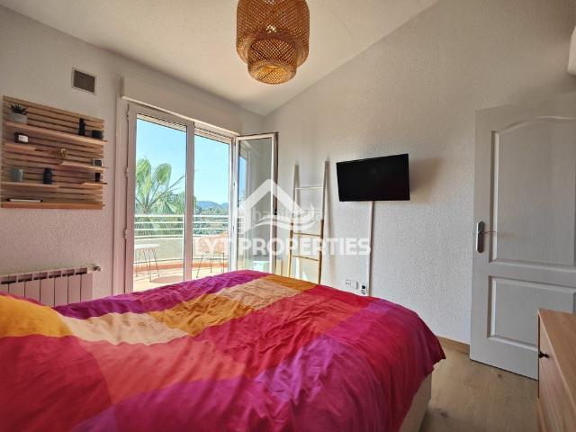Casa adosada en venta en Gata de Gorgos. Bungalow con jardín privado y vistas panorámicas en Gata Residencial. Casas adosadas Gata de.