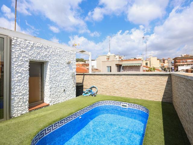 Casa adosada en venta en Gavà, Diagonal Colomeres. Vivienda unifamiliar con piscina privada en el centro de Gavà. Casas adosadas.