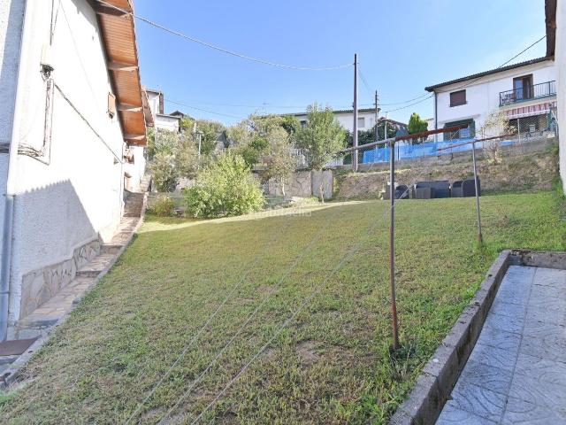 Casa adosada en venta en Galdakao. Adosado De 3 Habitaciones Y Jardín En Olabarrieta. Casas adosadas.