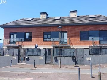 Casa adosada en venta en Galdakao. Espectacular Chalet Adosado Con Jardín, Txoko Y Garaje Doble En Elexalde. Casas adosadas.