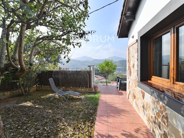 Casa adosada en venta en Galdakao. Espectacular Vivienda Bifamiliar Con Terreno Y Vistas En Olabarrieta, Galdakao. Casas adosadas.
