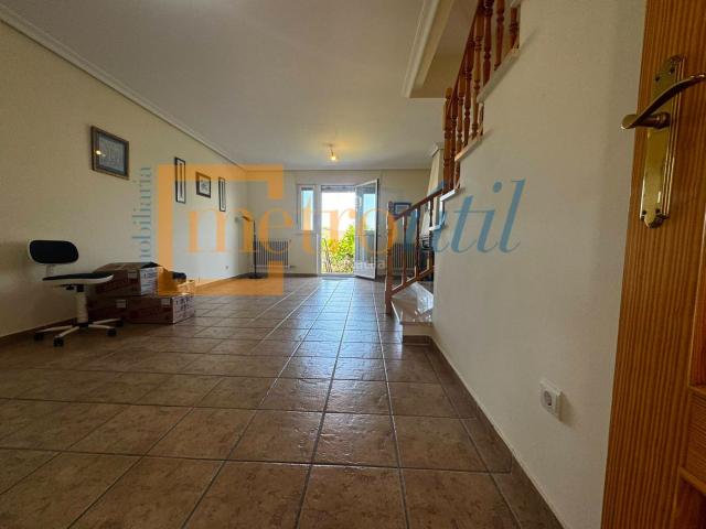 Casa adosada en venta en Galindo y Perahuy. CHALET ADOSADO, EN URBANIZACIÓN LA RAD I, construido en el 2000. Casas adosadas Galindo y.