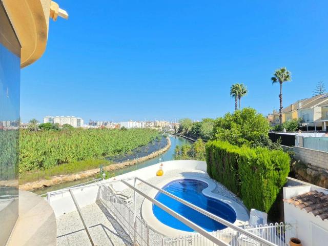 Casa adosada en venta en Gandia, Park Nord Casona. Casa en venta en El Grao de Gandía con piscina privada, ascensor y espectaculares vistas al lago y a la montaña. Casas adosadas.
