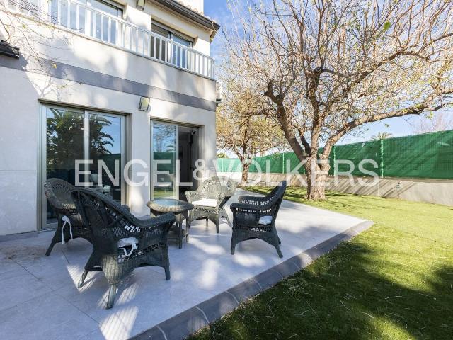 Casa adosada en venta en Gandia, Playa de Gandía. Exclusivo chalet en primera línea de Playa de Gandía, junto a las dunas. Casas adosadas.
