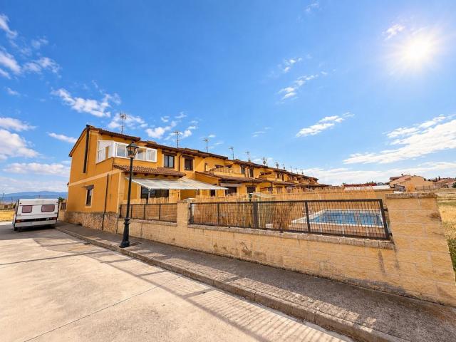 Casa adosada en venta en Garcillán. Adosado de 4 dormitorios con amplios espacios exteriores en Garcillán, a un paso de Segovia. Casas adosadas.