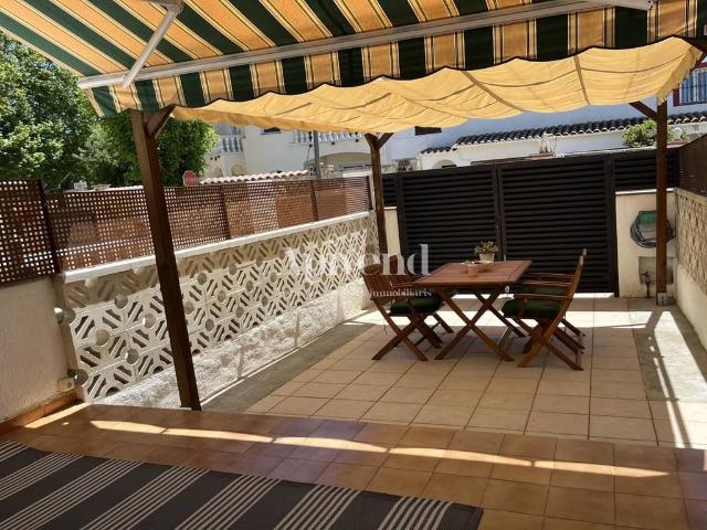 Casa adosada en Venta en Garrigàs