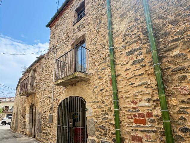 Casa adosada en venta en Garriguella. Casa de piedra situada en el pueblo de Garriguella Alt Empordà, totalmente renovada en 2023. La renovación ha conservado las bóved. Casas adosadas.