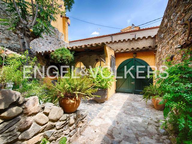 Casa adosada en venta en Garriguella. Casa con encanto tradicional y jardín en Garriguella Alt Empordà cerca de la Costa Brava. Casas adosadas.