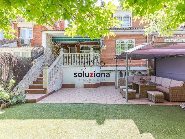 Casa adosada en venta en Getafe, Perales del Río. Chalet en venta en Perales del Río, Getafe, con gran patio. Casas adosadas.