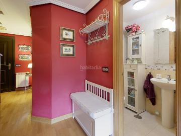 Casa adosada en venta en Gijón, Vega. Chalet adosado en perfecto estado de conservación, amueblado, con JARDIN muy soleado, rodeado de amplias zonas verdes y bien comun. Casas adosadas.