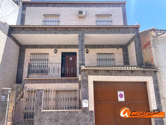 Casa adosada en venta en Gilena. Chalet adosado en Gilena, Sevilla. Casas adosadas.