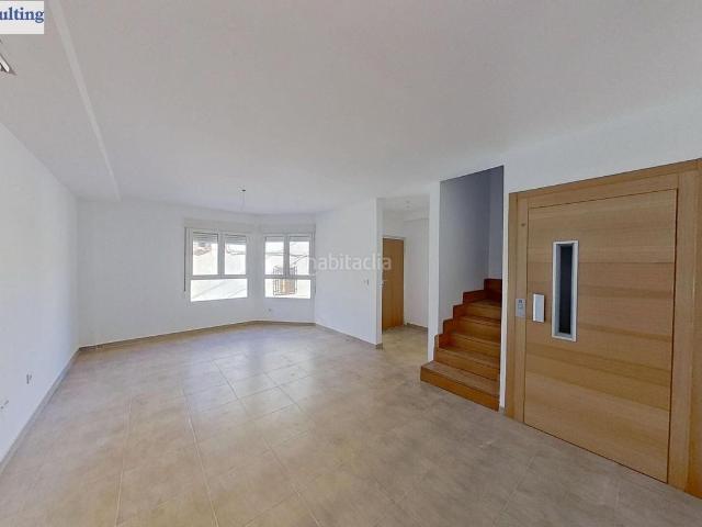 Casa adosada en venta en Gineta La. ADOSADO DE 4 PLANTAS, CON PATIO, TERRAZA, ASCENSOR Y GARAJEFINANCIACIÓN AL 100!. Casas adosadas Gineta.