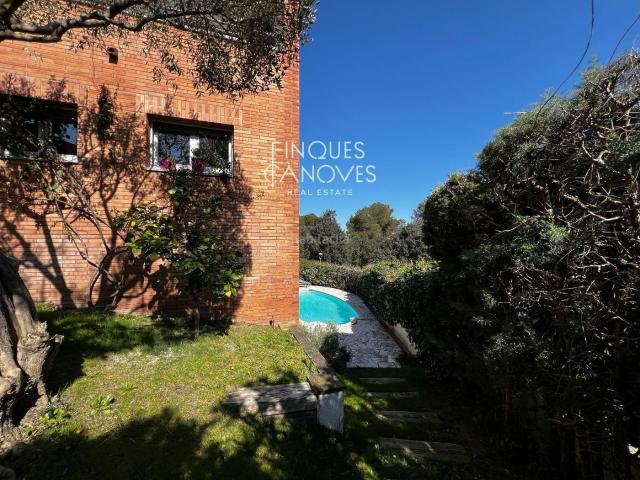 Casa adosada en venta en Girona, Montjuïc. Exclusiva casa de lujo en Montjuïc con vistas al Pirineo. Casas adosadas.
